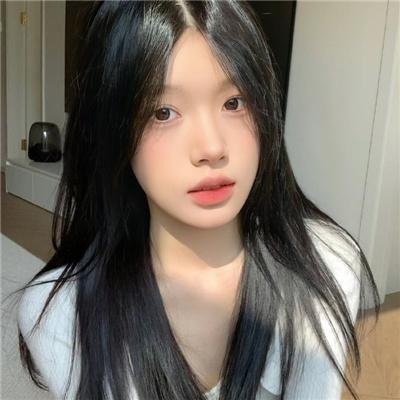 将蝴蝶藏于肩后